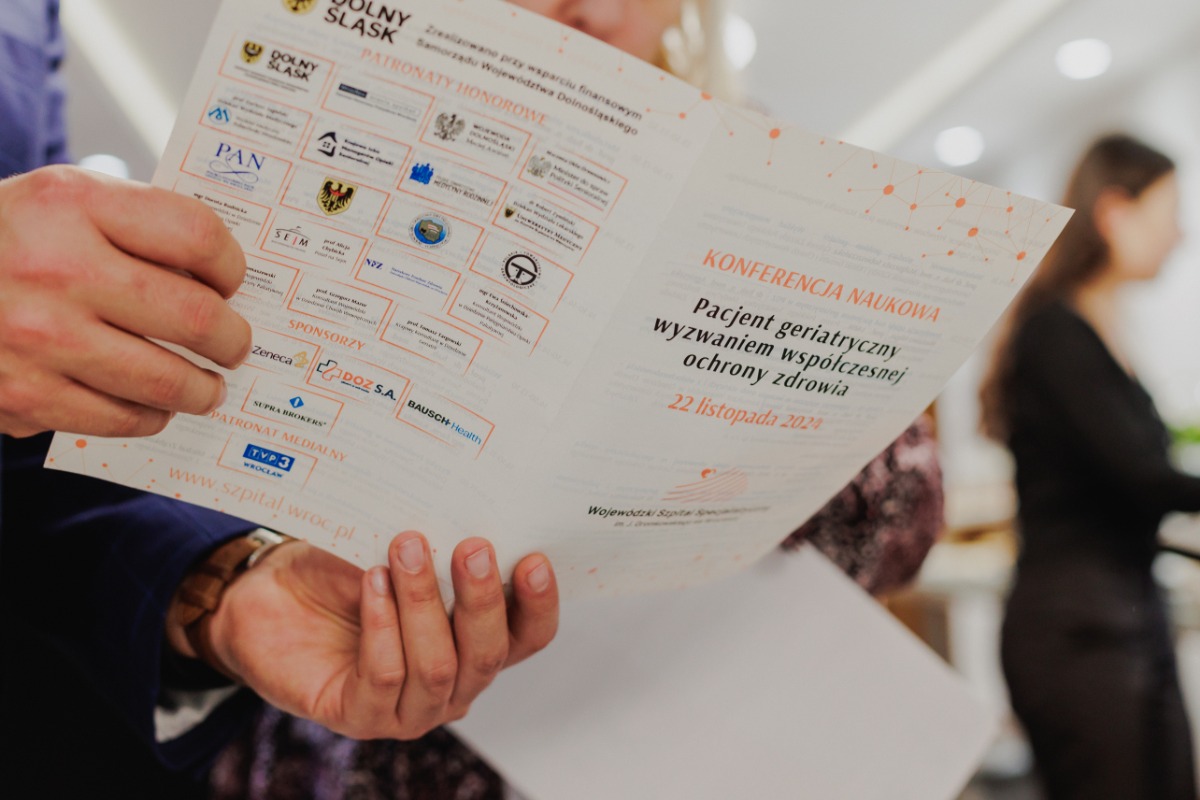 uczestnik przegląda materiał z konferencji